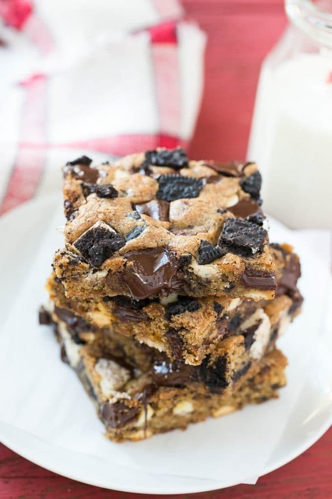 Oreo cookies and cream blondies on a serving plate.