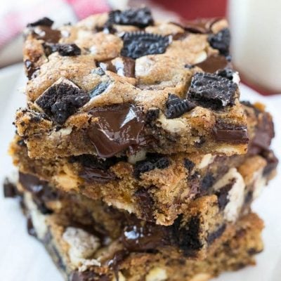 These Oreo cookies and cream bars are a chewy brown sugar blondie base loaded with white and dark chocolate and plenty of Oreo cookies. It's a quick and easy dessert that's sure to please any crowd.