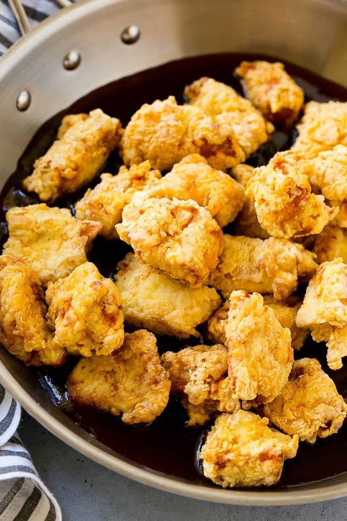 Crispy chicken in a pan with sesame sauce.