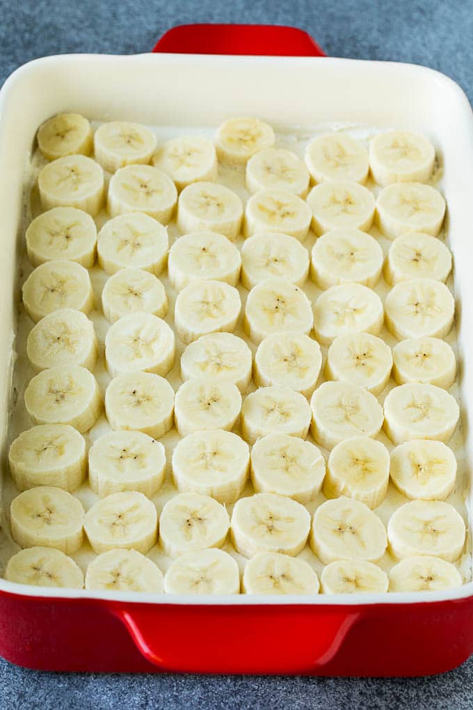 A layer of bananas on top of a cheesecake mixture.