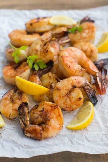 These grilled lemon sriracha shrimp are a little bit sweet, a little bit spicy and a whole lot delicious! #KingsfordFlavor #Ad