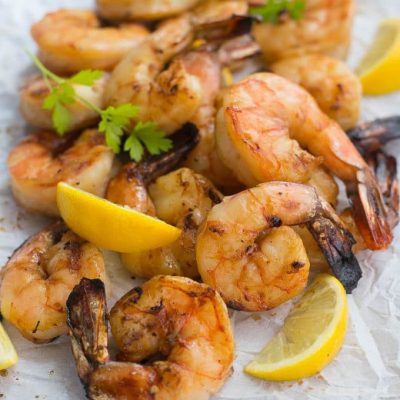These grilled lemon sriracha shrimp are a little bit sweet, a little bit spicy and a whole lot delicious! #KingsfordFlavor #Ad