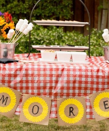 How to throw an amazing summer S'mores bar party plus a recipe for strawberry banana s'mores. #LetsMakeSmores #ad