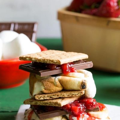 How to throw an amazing summer S'mores bar party plus a recipe for strawberry banana s'mores.