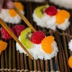 Fruit Sushi (Frushi) är ett roligt och läckert mellanmål eller dessert, inga speciella köksredskap behövs för att göra den!