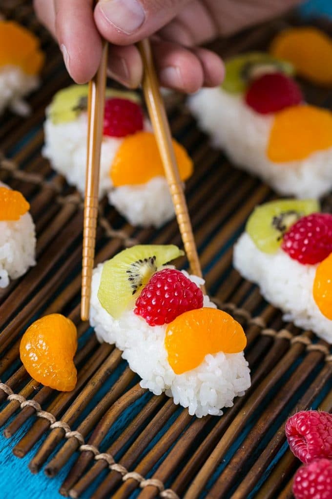 Paličky jdou nabrat kousek dezertního sushi.