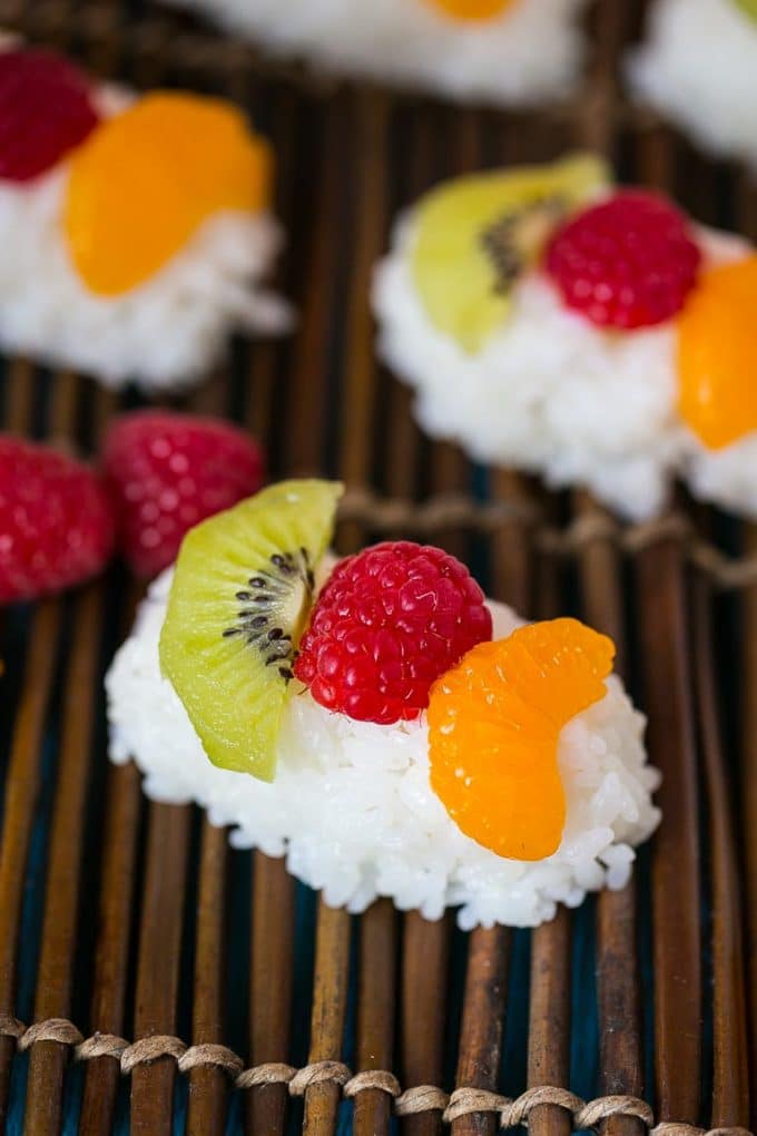  Arroz de coco doce coberto com frutas frescas para frushi.