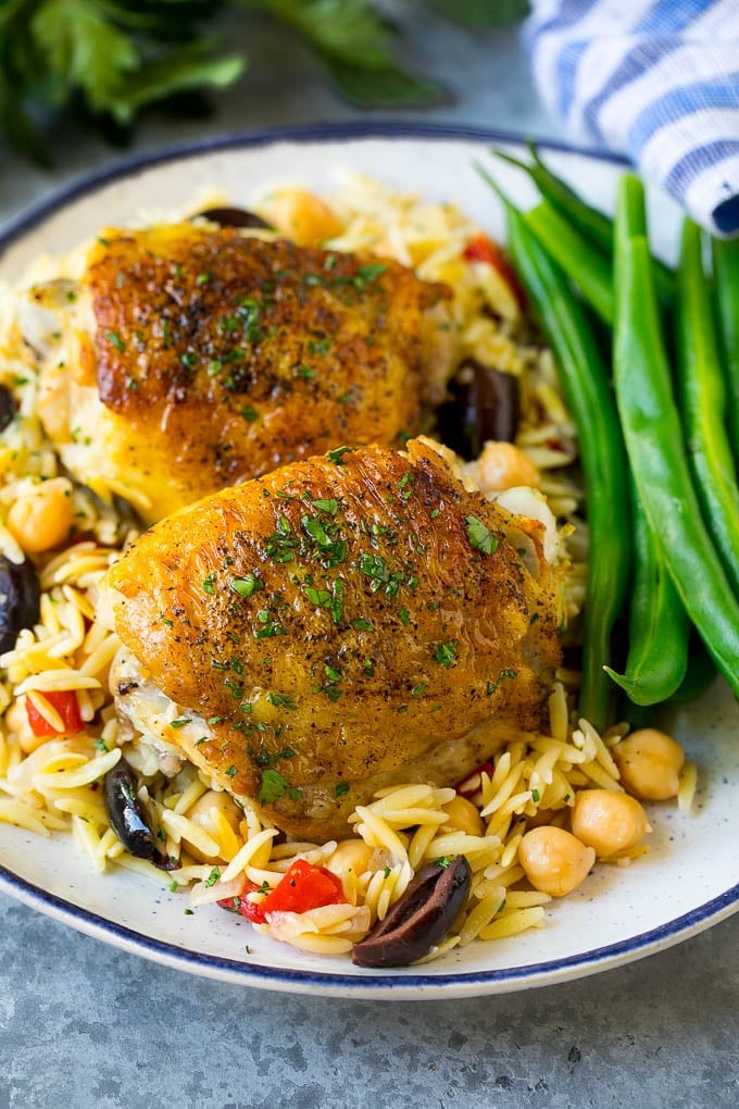 Muslos de pollo mediterrÃ¡neos servidos sobre orzo con judÃ­as verdes.