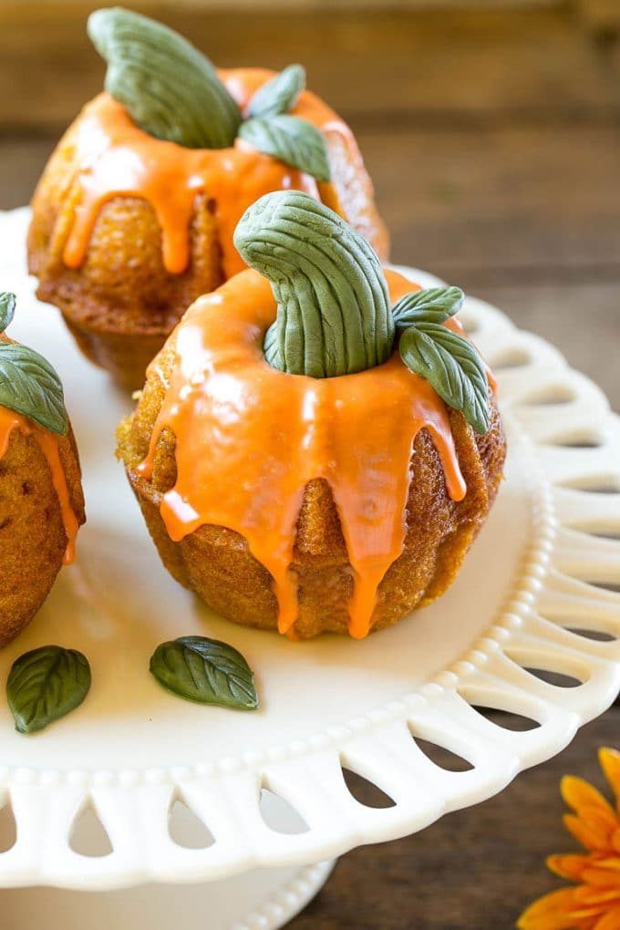 A platter of pumpkin spice cakes decorated like pumpkins.