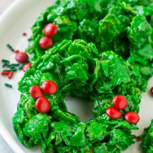 This recipe for no-bake Christmas wreath cookies has just six ingredients and can be made in 15 minutes. These cornflake wreaths are a festive addition to your holiday dessert table!