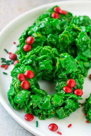 https://www.dinneratthezoo.com/wp-content/uploads/2016/11/christmas-wreath-cookies-3-2-378x567.jpg