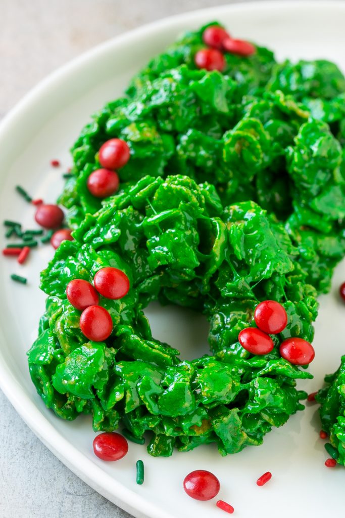 This recipe for no-bake Christmas wreath cookies has just six ingredients and can be made in 15 minutes. These cornflake wreaths are a festive addition to your holiday dessert table!