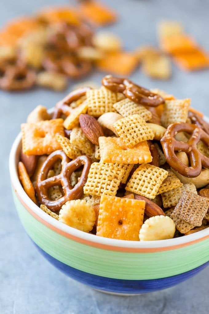 kulhollinen chex mixiä, joka sisältää muroja, manteleita, cashewpähkinöitä, osterikeksejä, juustokeksejä ja prtezeleitä.