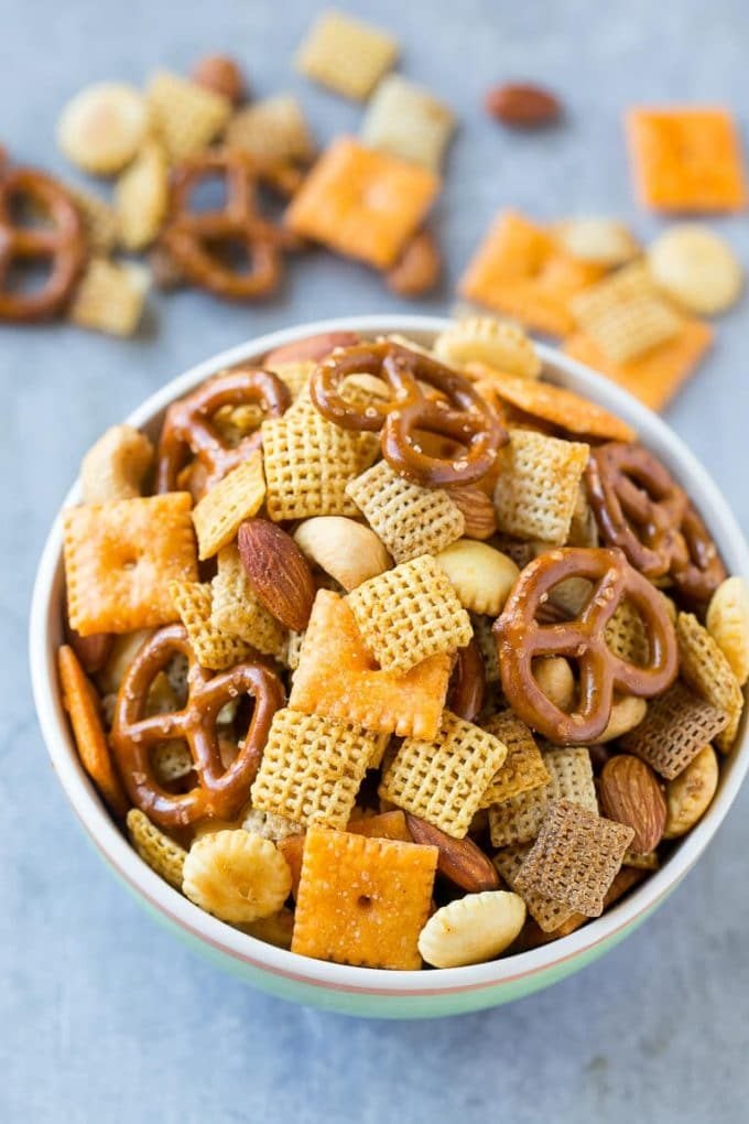 kulhollinen Chex-juhlasekoitusta, joka on tehty kekseistä, muroista ja manteleista.