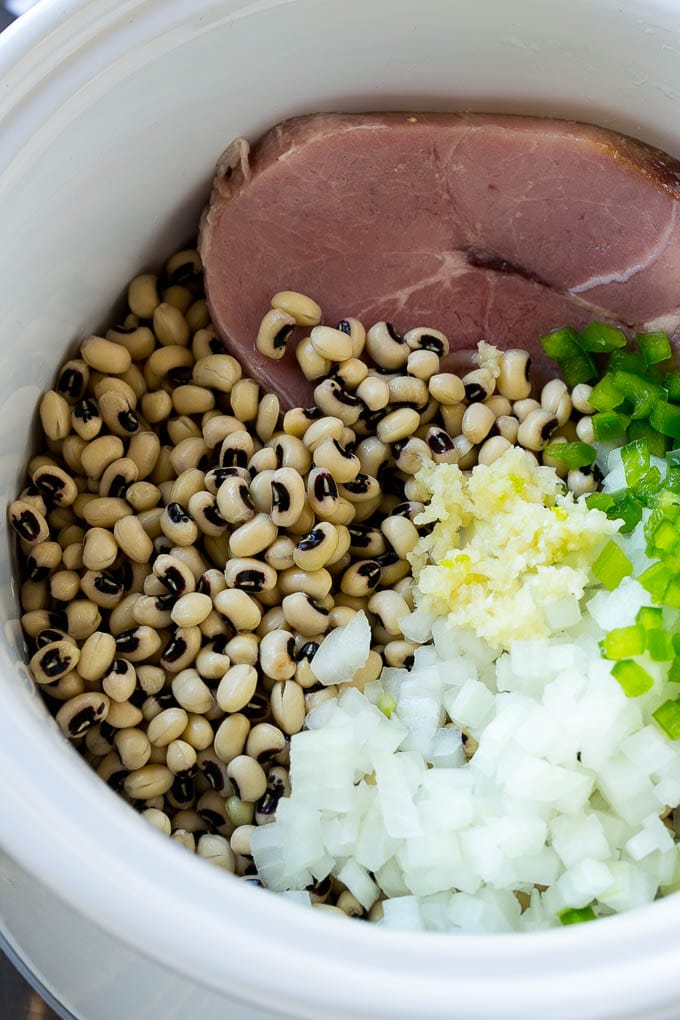 Ingredients for slow cooker black eyed peas with ham.