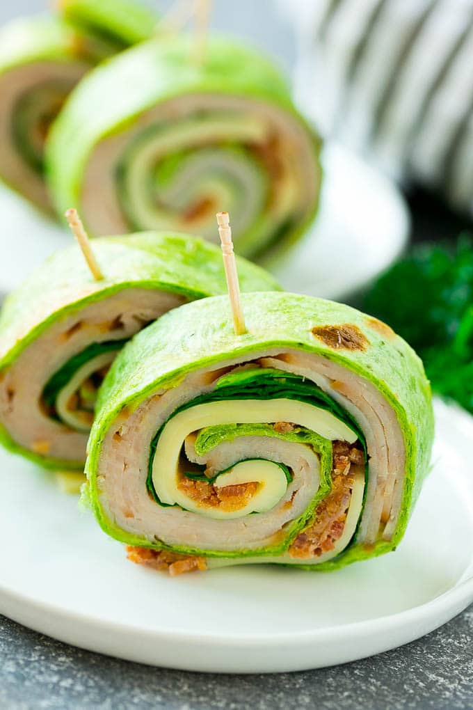 Rouleaux de dinde servis sur une assiette.