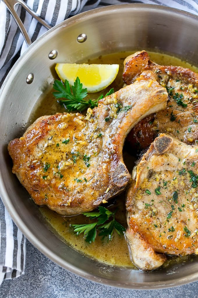 Featured image of post Recipie For Thin Pork Chops - Step 2 melt 2 tablespoons butter with olive oil &amp; sea salt in skillet over medium heat until sizzling.