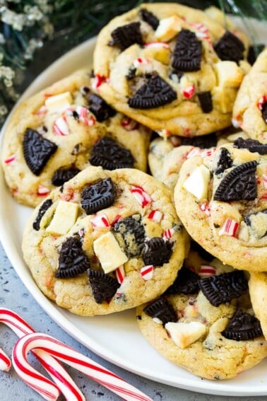 A plate of Oreo peppermint cookies filled with white chocolate and candy canes.