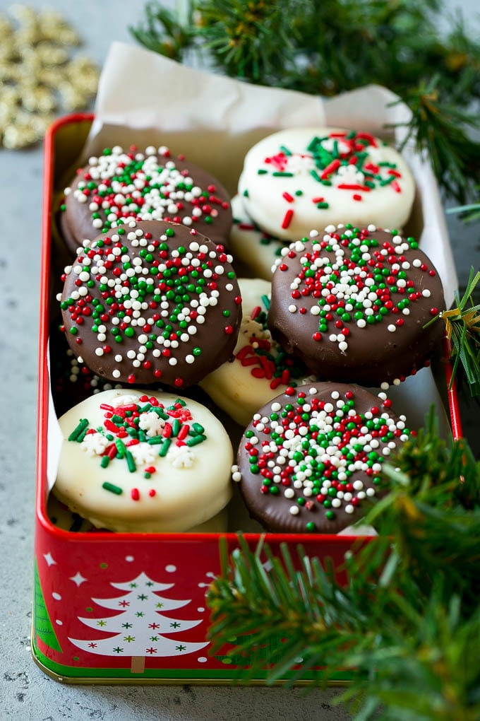 Chocolate Covered Oreos Recipe | Oreo Cookies | Chocolate Dipped Oreos #oreo #cookies #chocolate #sprinkles #dessert #dinneratthezoo Christmas chocolate covered Oreos in a gift tin.