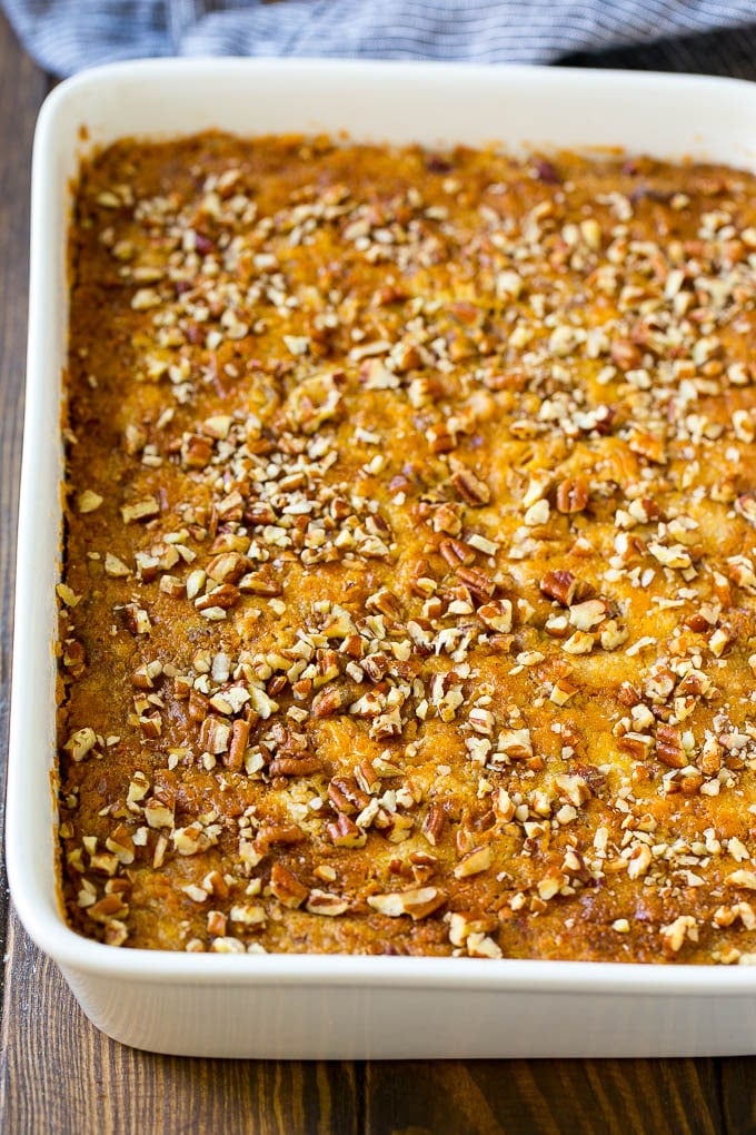 Una teglia di dump cake alla zucca con noci pecan tritate.