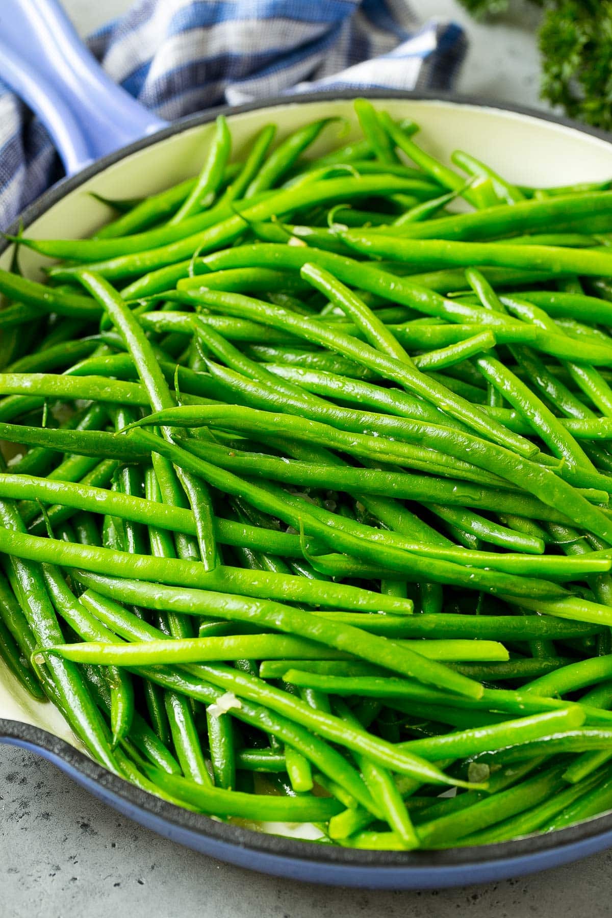 Cooked green beans in a pan.