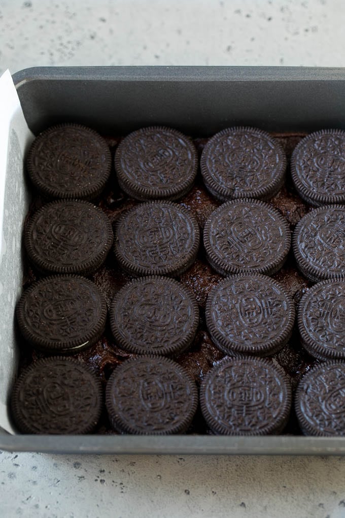 Oreo Brownies Recipe | Homemade Brownies | Chocolate Chip Brownies #brownies #oreos #chocolate #dessert #sweets #dinneratthezoo A layer of brownie batter with a layer of Oreo cookies on top.