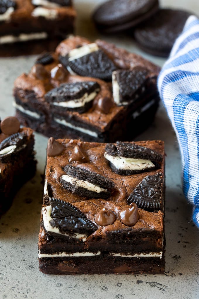 Oreo Brownies Recipe | Homemade Brownies | Chocolate Chip Brownies #brownies #oreos #chocolate #dessert #sweets #dinneratthezoo Oreo brownies with layers of cookies between a rich fudgy dough.