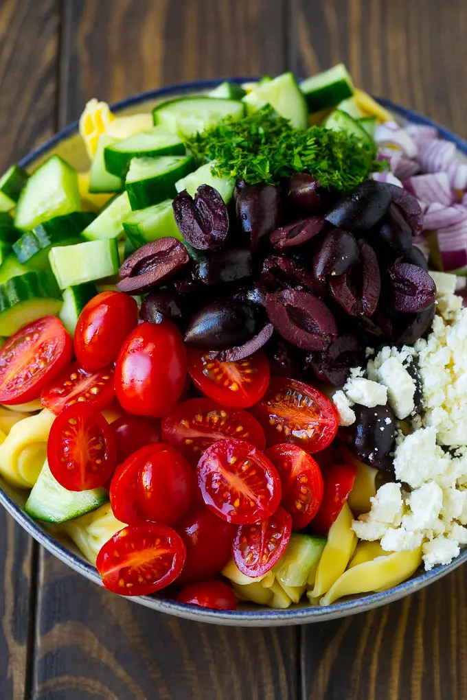  Tortellini in the bowl top with olives, tomatoes, cucumber and feta cheese.</p> Tortellini in a bowl to top with olives, tomato and fetyz.
