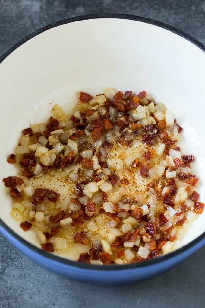 Bacon, onions and garlic in a pot.