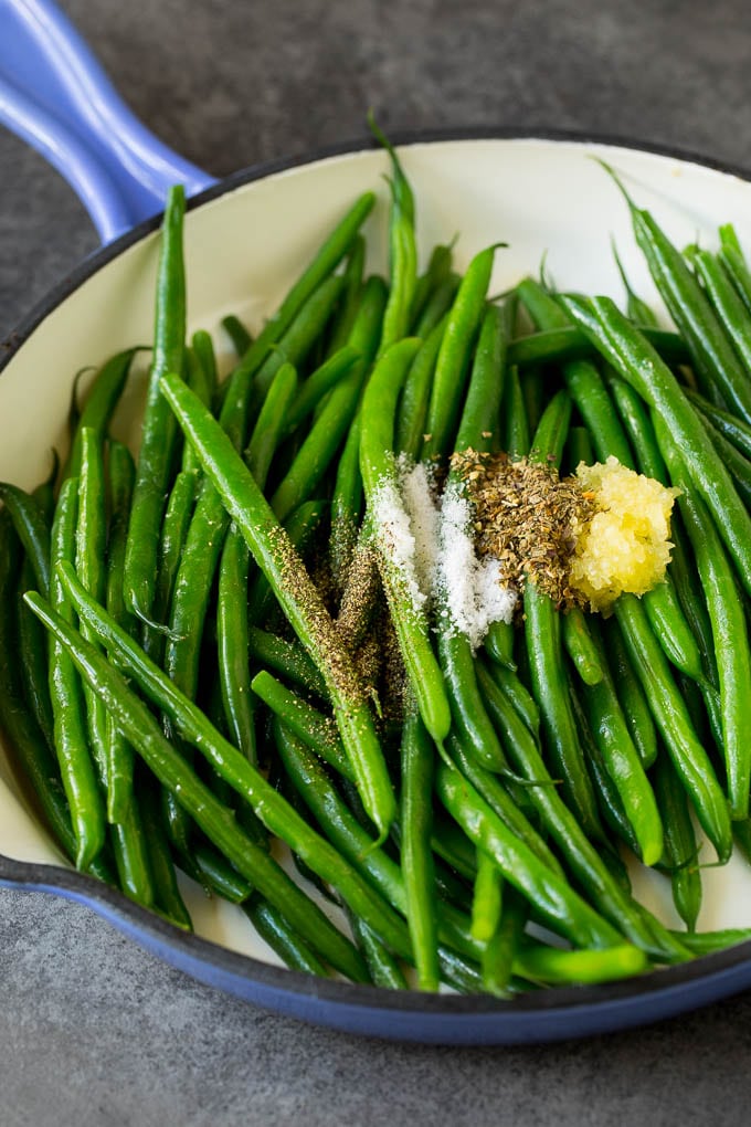 Beans with garlic and seasonings in a pan.