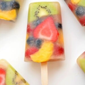 An image of a popsicle filled with different fruit.