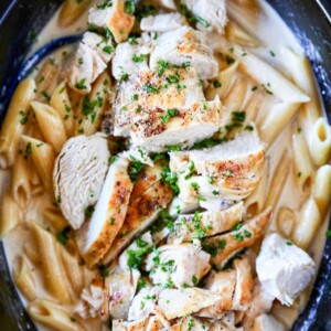 An image of crock pot chicken alfredo pasta.