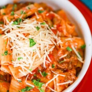 A picture of a slow cooker pasta made with Italian sausage and rigatoni.