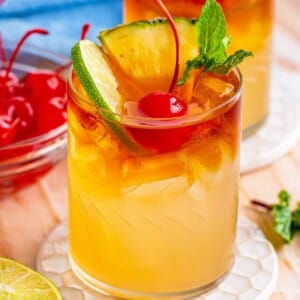 A picture of a classic Mai Tai.